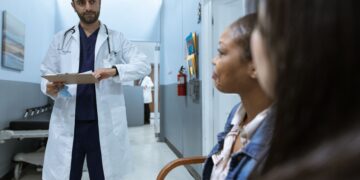 Choosing Medicare Advantage Plans 2027: Benefits, Limits and Red Flags