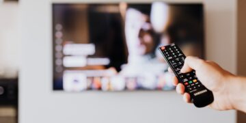 How Online Television Is Changing the Way People Watch Their Favorite Programs